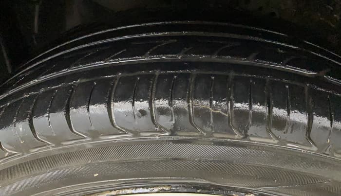 2014 Honda Amaze 1.2L I-VTEC S, Petrol, Manual, 1,02,204 km, Left Front Tyre Tread