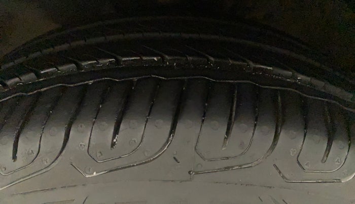 2015 Volkswagen Vento HIGHLINE PETROL AT, Petrol, Automatic, 47,965 km, Left Front Tyre Tread
