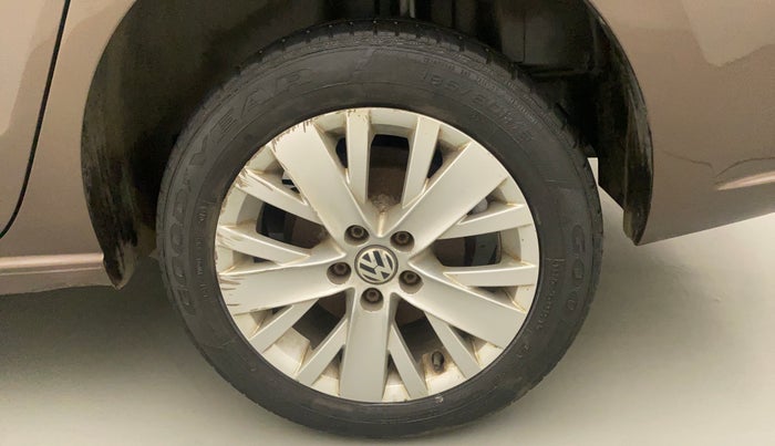 2015 Volkswagen Vento HIGHLINE PETROL AT, Petrol, Automatic, 47,965 km, Left Rear Wheel
