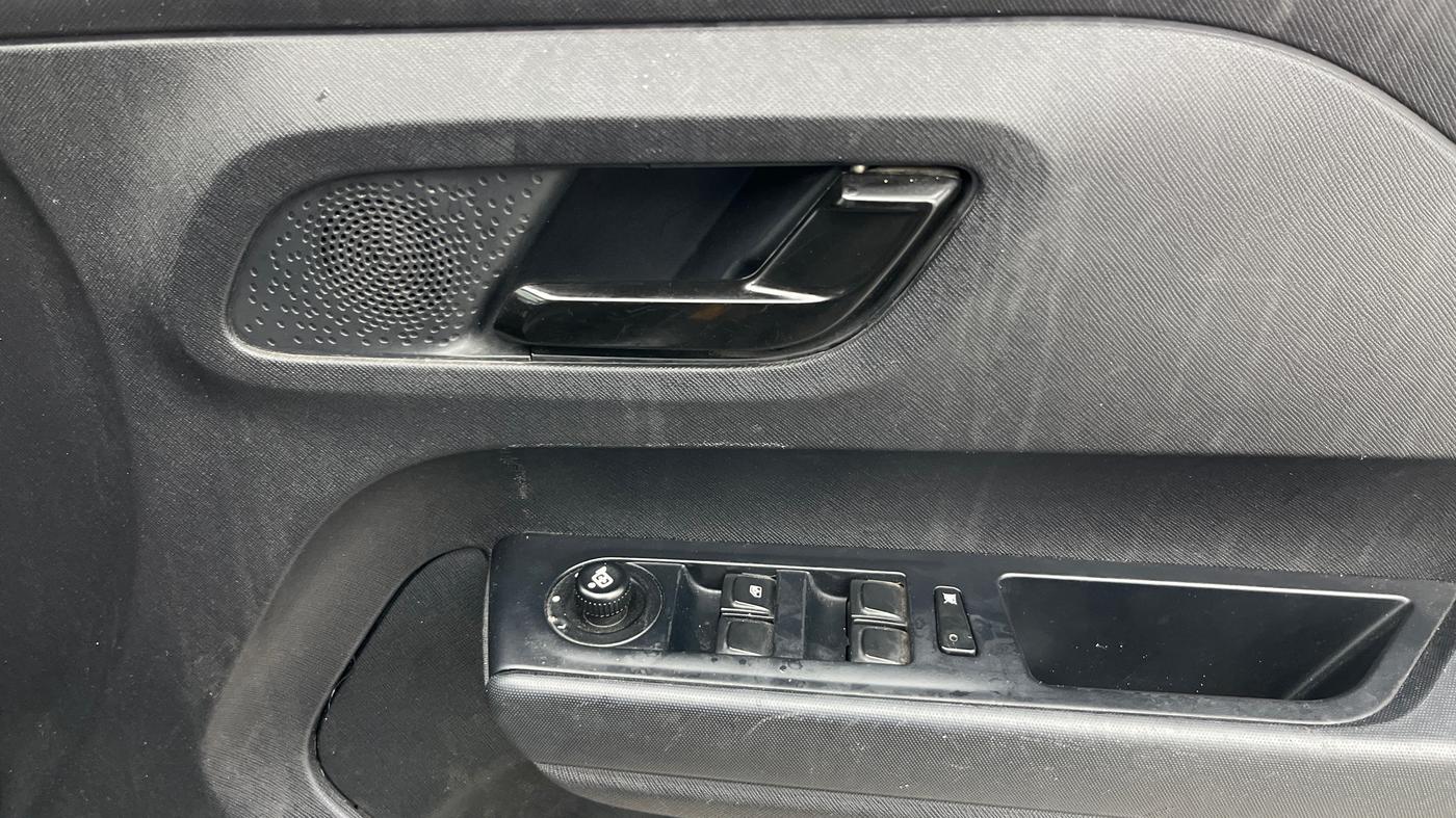 2023 Tata PUNCH ADVENTURE MT, Petrol, Manual, 27,221 km, Driver Side Door Panels Control