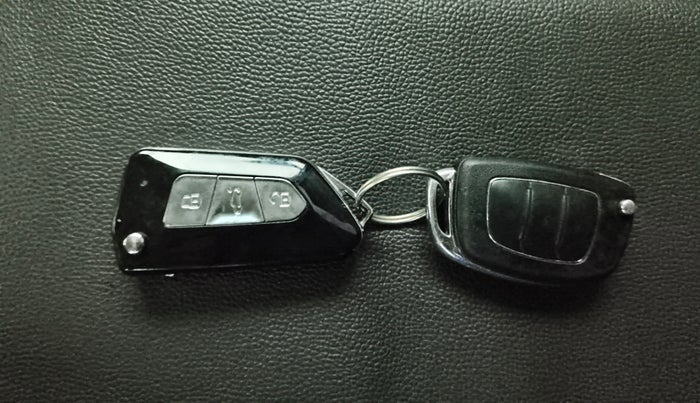 2016 Hyundai Verna FLUIDIC 4S 1.6 VTVT S AT, Petrol, Automatic, 78,631 km, Key Close Up