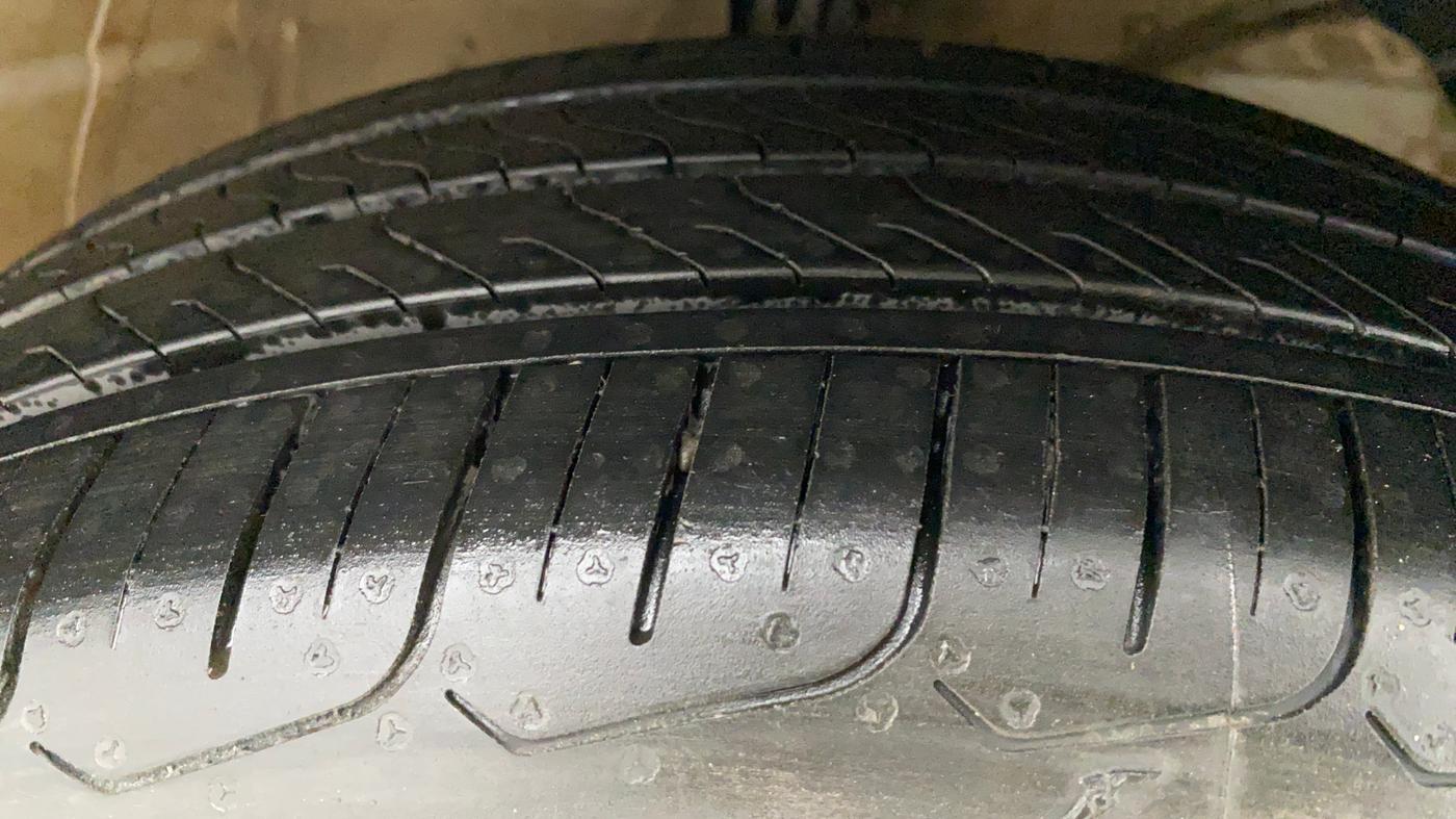 2020 Maruti Swift LXI, Petrol, Manual, 57,644 km, Right Front Tyre Tread