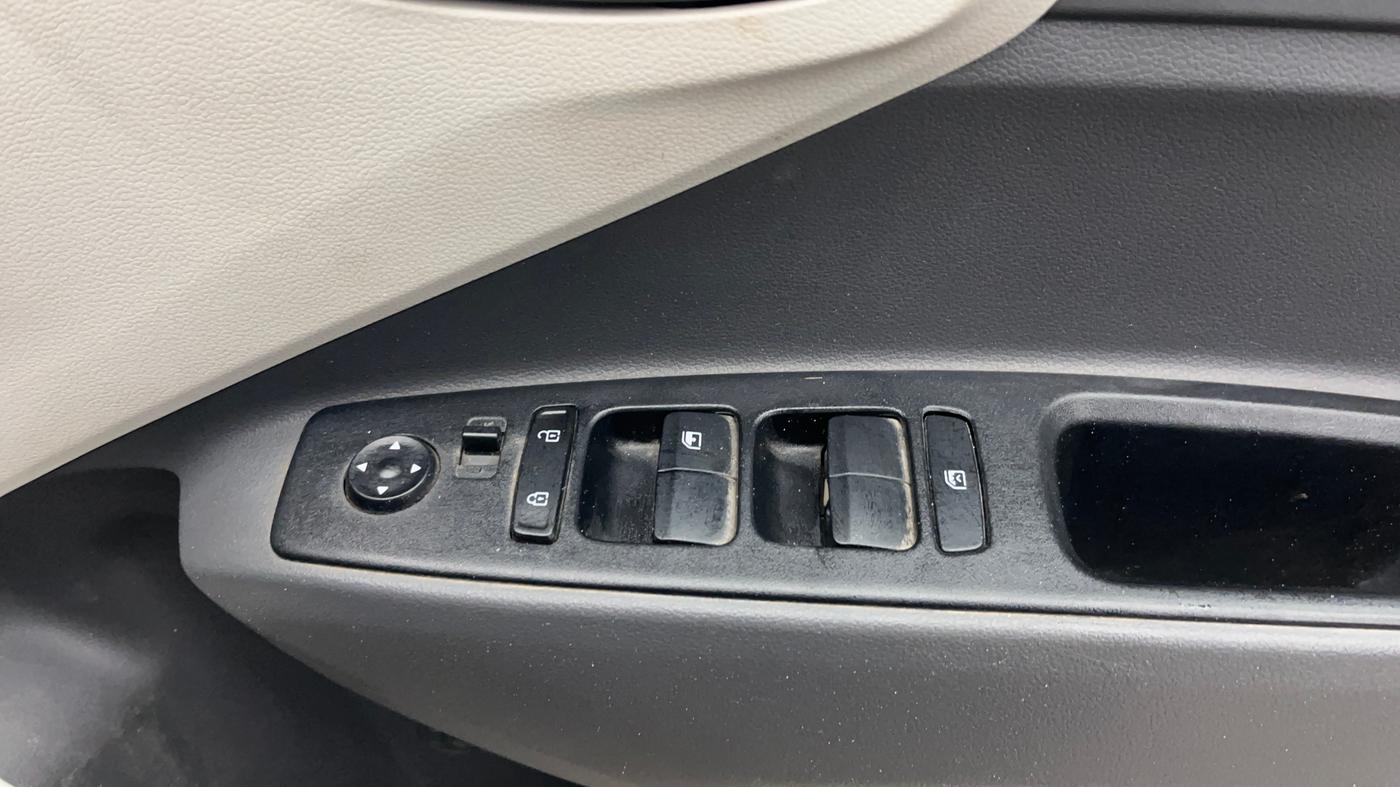 2022 Hyundai AURA S 1.2 CNG, CNG, Manual, 63,952 km, Driver Side Door Panels Control