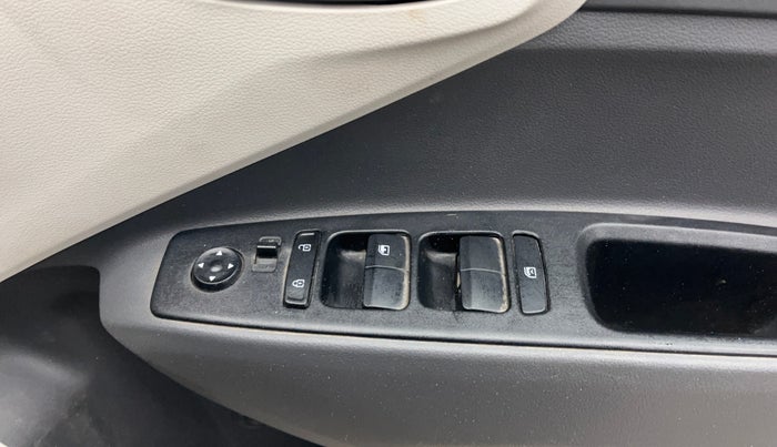 2022 Hyundai AURA S 1.2 CNG, CNG, Manual, 63,952 km, Driver Side Door Panels Control