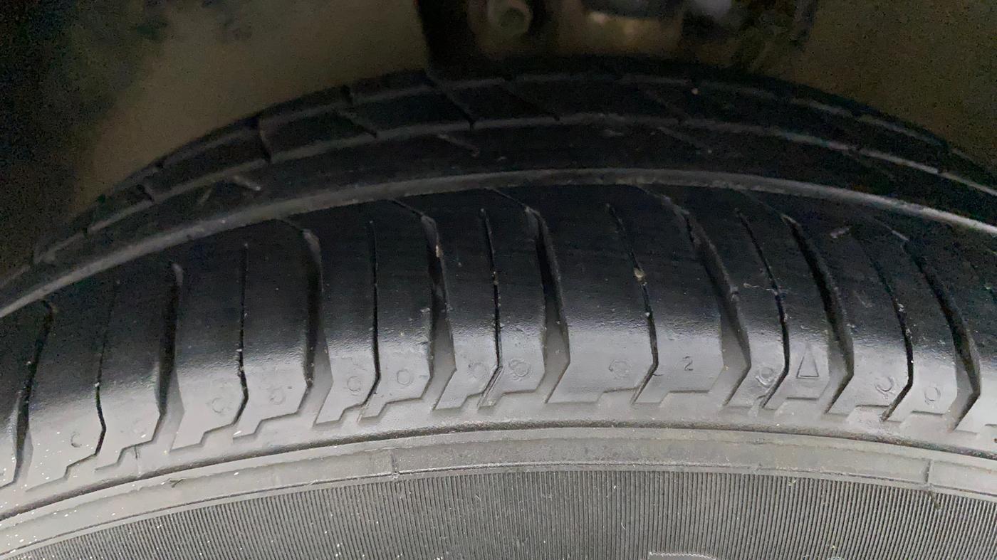 2017 Volkswagen Vento ALLSTAR 1.6, Petrol, Manual, 63,345 km, Left Front Tyre Tread