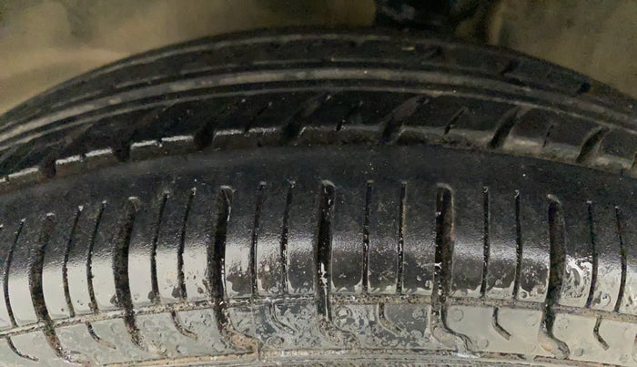 2015 Maruti Alto 800 LXI, Petrol, Manual, 35,843 km, Left Front Tyre Tread