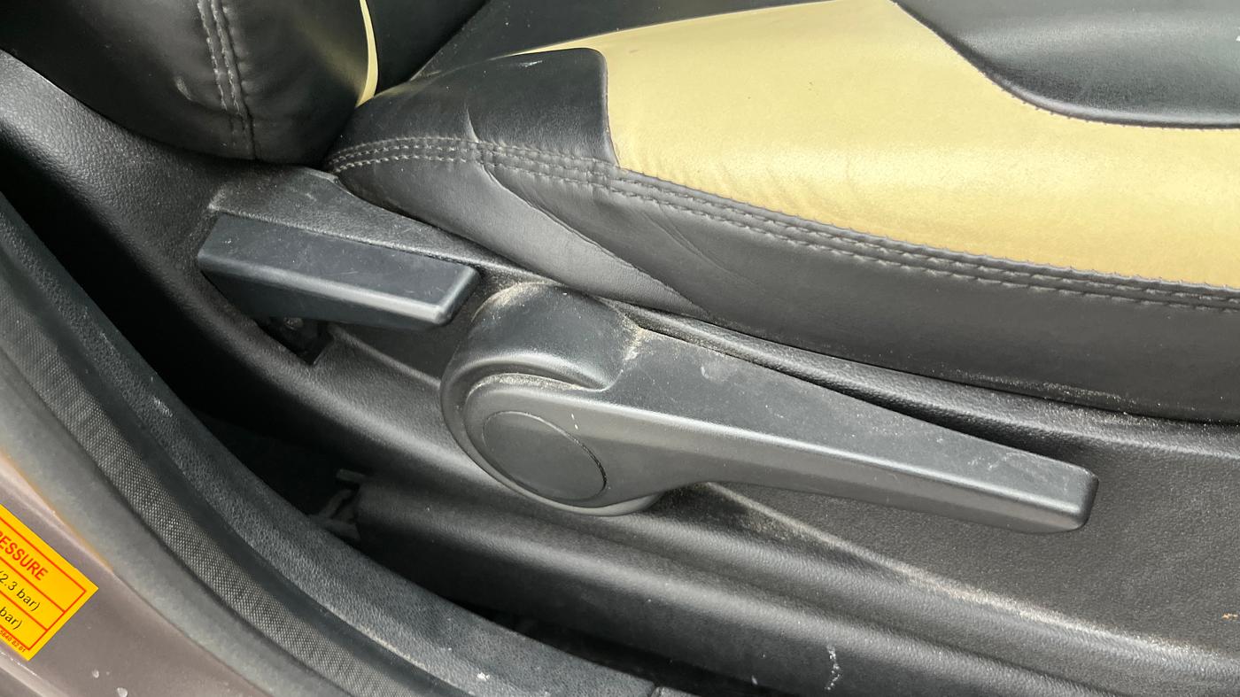 2018 Tata Tiago XZA PETROL, Petrol, Automatic, 46,372 km, Driver Side Adjustment Panel