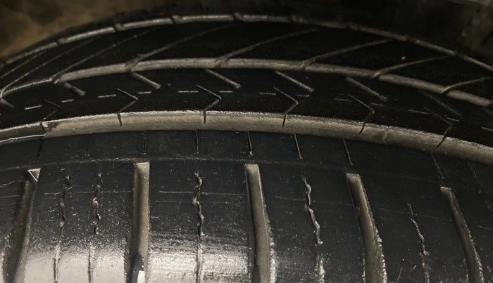 2013 Maruti Ertiga ZXI, Petrol, Manual, 73,070 km, Right Front Tyre Tread