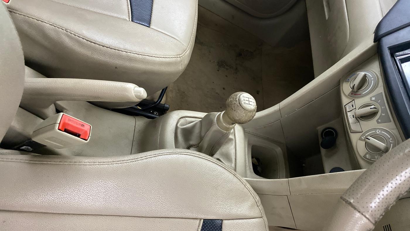 2021 Maruti Swift Dzire TOUR S-CNG, CNG, Manual, 1,17,398 km, Gear Lever