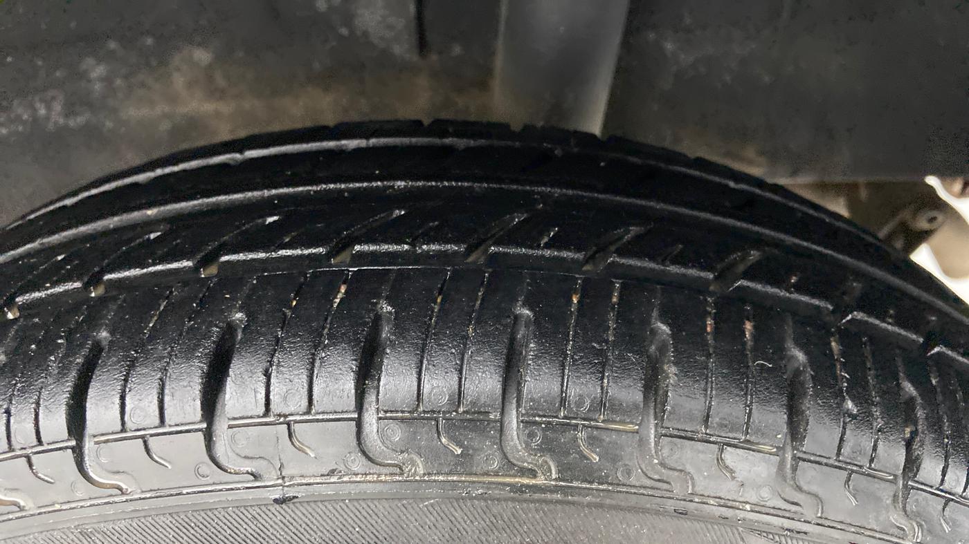 2015 Renault Kwid RXT Opt, Petrol, Manual, 64,785 km, Left Rear Tyre Tread