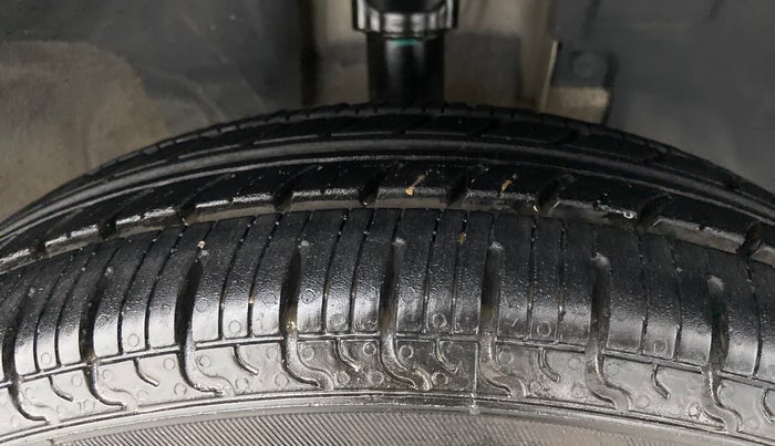 2015 Renault Kwid RXT Opt, Petrol, Manual, 64,785 km, Right Front Tyre Tread