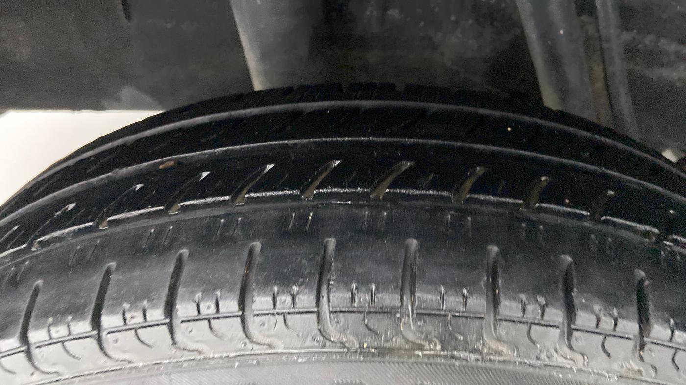 2015 Renault Kwid RXT Opt, Petrol, Manual, 64,785 km, Right Rear Tyre Tread
