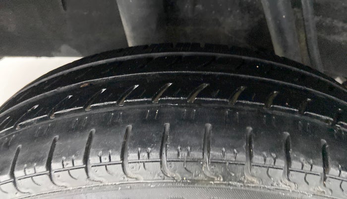 2015 Renault Kwid RXT Opt, Petrol, Manual, 64,785 km, Right Rear Tyre Tread