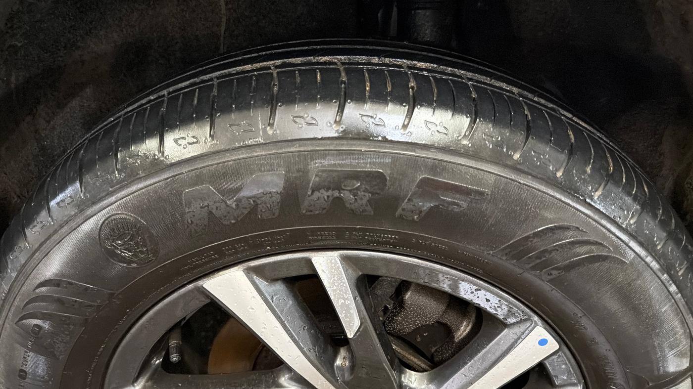 2025 Mahindra XUV700 AX 5 P MT 7 STR, Petrol, Manual, 30,585 km, Left Rear Tyre Tread