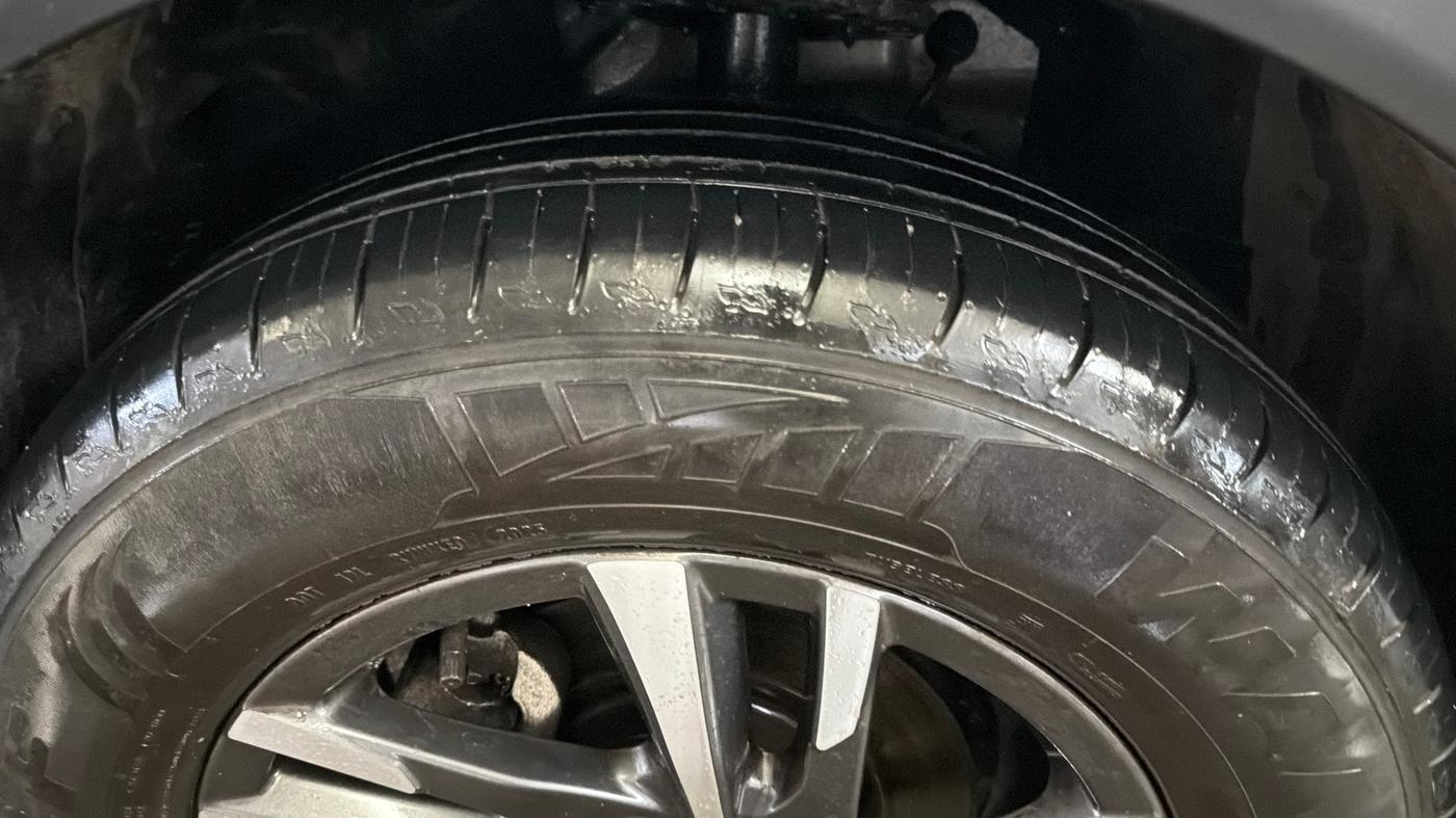 2025 Mahindra XUV700 AX 5 P MT 7 STR, Petrol, Manual, 30,585 km, Left Front Tyre Tread