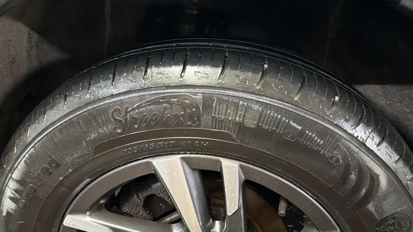 2025 Mahindra XUV700 AX 5 P MT 7 STR, Petrol, Manual, 30,585 km, Right Rear Tyre Tread