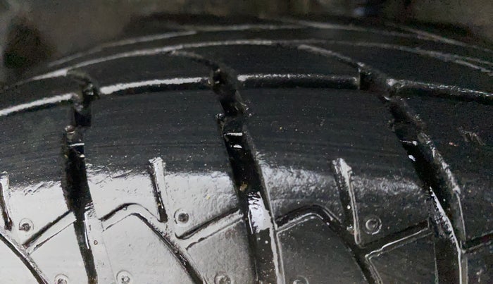 2014 Maruti Wagon R 1.0 LXI CNG, CNG, Manual, 49,005 km, Left Front Tyre Tread