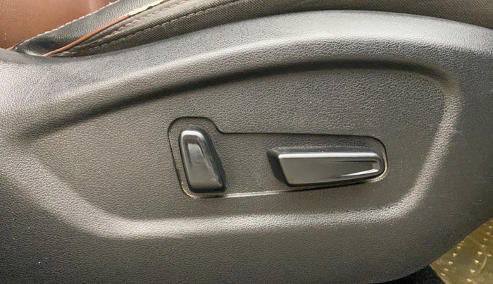 2021 Hyundai ALCAZAR PLATINUM (O) 6STR 2.0 AT, Petrol, Automatic, 1,07,659 km, Driver Side Adjustment Panel