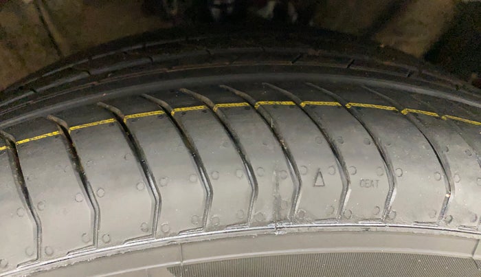 2021 Hyundai ALCAZAR PLATINUM (O) 6STR 2.0 AT, Petrol, Automatic, 1,07,659 km, Right Front Tyre Tread