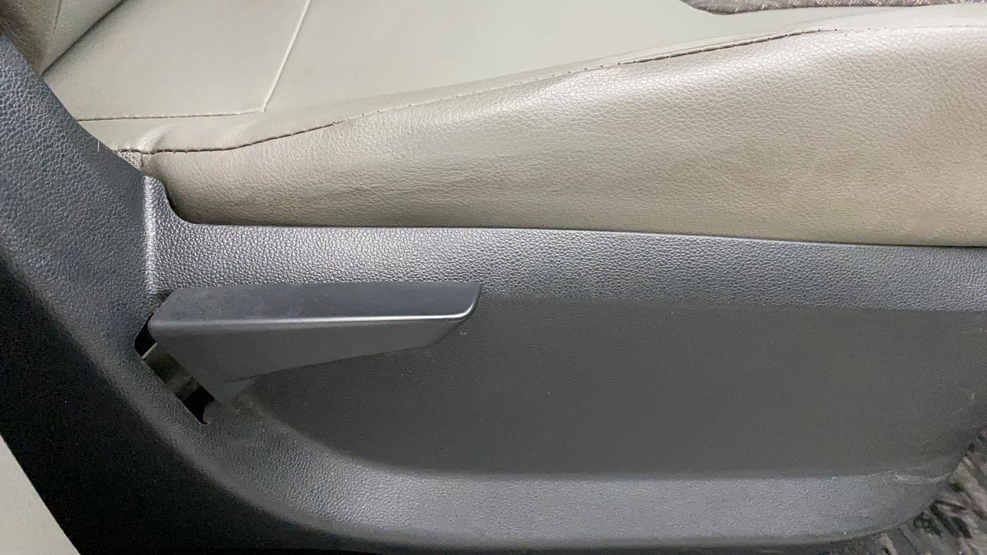 2017 Mahindra Kuv100 K4 6 STR, Petrol, Manual, 58,205 km, Driver Side Adjustment Panel