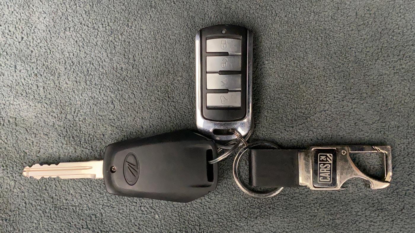 2017 Mahindra Kuv100 K4 6 STR, Petrol, Manual, 58,205 km, Key Close Up