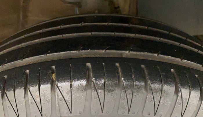 2017 Mahindra Kuv100 K4 6 STR, Petrol, Manual, 58,205 km, Right Front Tyre Tread