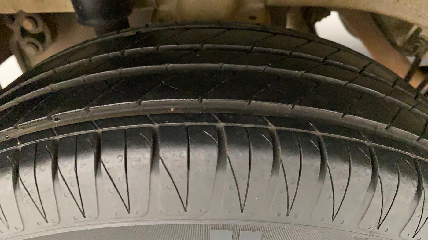 2017 Mahindra Kuv100 K4 6 STR, Petrol, Manual, 58,205 km, Right Rear Tyre Tread