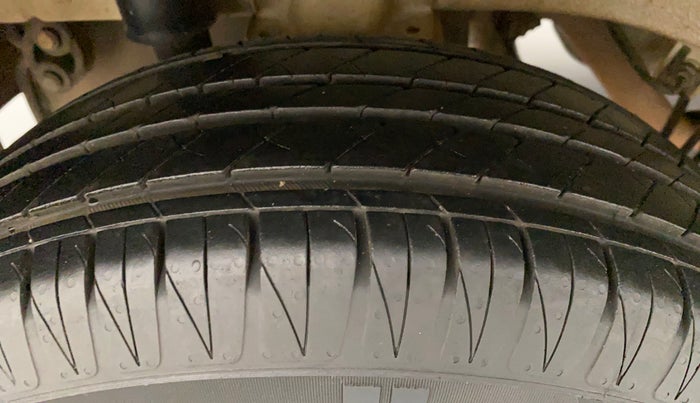 2017 Mahindra Kuv100 K4 6 STR, Petrol, Manual, 58,205 km, Right Rear Tyre Tread