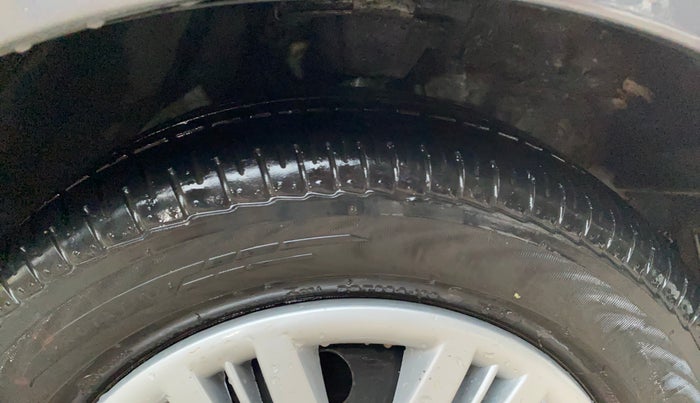 2013 Hyundai i10 MAGNA 1.1, CNG, Manual, 72,252 km, Right Front Tyre Tread