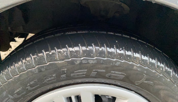 2013 Hyundai i10 MAGNA 1.1, CNG, Manual, 72,252 km, Left Front Tyre Tread