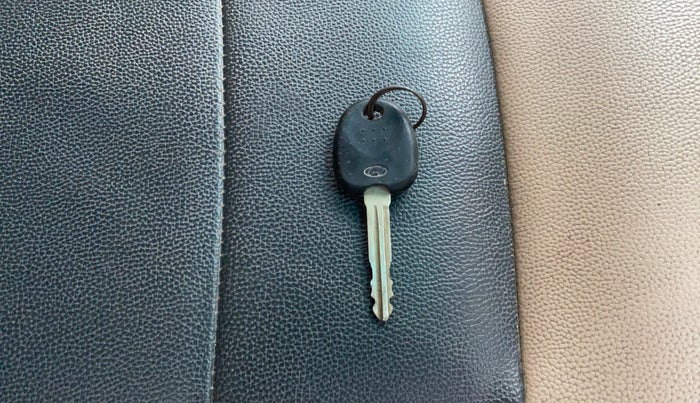 2013 Hyundai i10 MAGNA 1.1, CNG, Manual, 72,252 km, Key Close Up