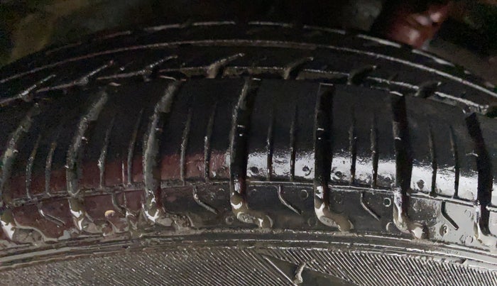 2010 Maruti Swift VXI, Petrol, Manual, 37,982 km, Right Rear Tyre Tread