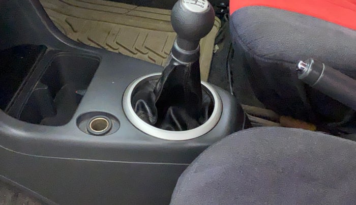 2010 Maruti Swift VXI, Petrol, Manual, 37,982 km, Gear lever - Boot cover slightly torn