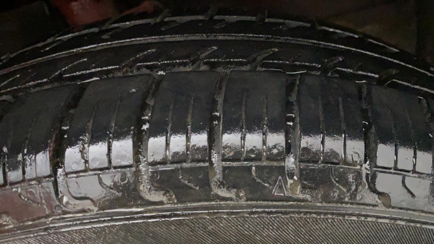 2010 Maruti Swift VXI, Petrol, Manual, 37,982 km, Left Front Tyre Tread