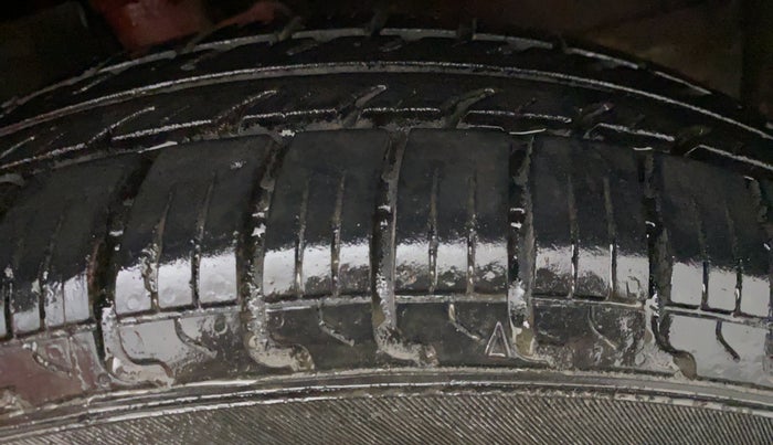 2010 Maruti Swift VXI, Petrol, Manual, 37,982 km, Left Front Tyre Tread