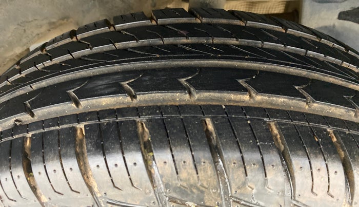 2014 Renault Duster 85 PS RXL, Diesel, Manual, 42,983 km, Left Rear Tyre Tread