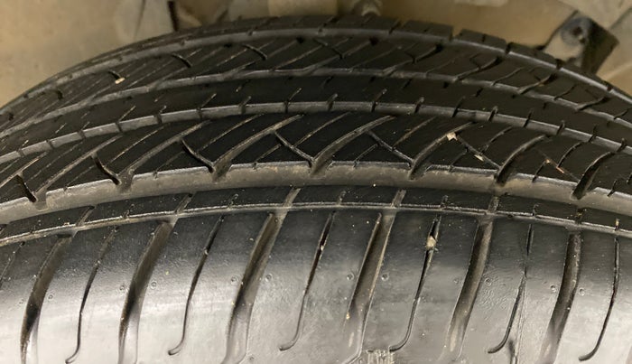 2014 Renault Duster 85 PS RXL, Diesel, Manual, 42,983 km, Right Front Tyre Tread