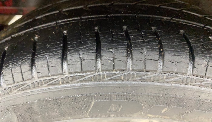 2017 Hyundai Eon SPORTZ, Petrol, Manual, 28,944 km, Left Front Tyre Tread