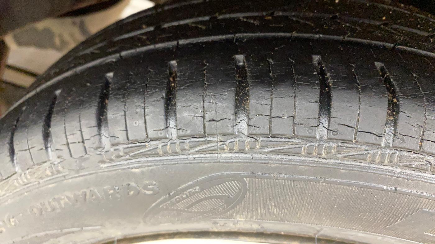 2017 Hyundai Eon SPORTZ, Petrol, Manual, 28,944 km, Left Rear Tyre Tread