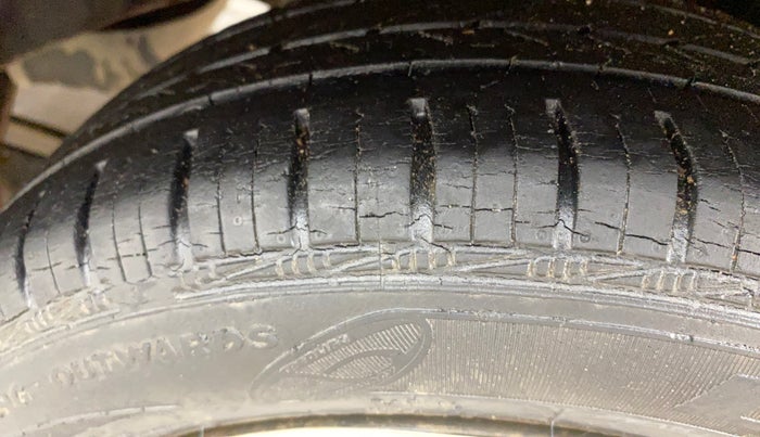 2017 Hyundai Eon SPORTZ, Petrol, Manual, 28,944 km, Left Rear Tyre Tread