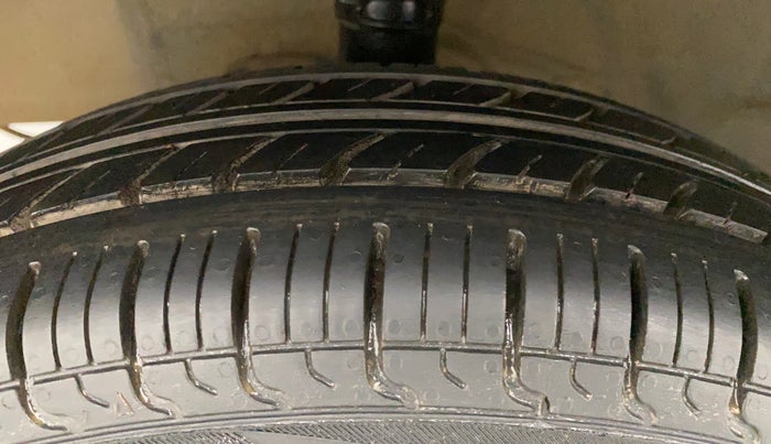 2013 Hyundai Eon ERA +, Petrol, Manual, 50,981 km, Left Front Tyre Tread