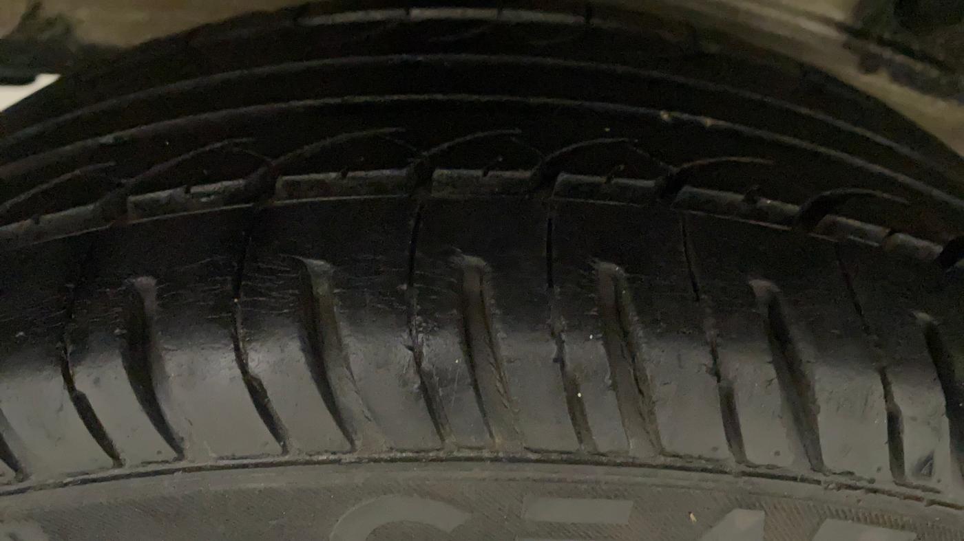 2011 Toyota Etios Liva G, Petrol, Manual, 40,328 km, Right Rear Tyre Tread