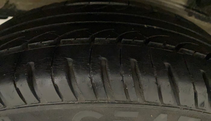 2011 Toyota Etios Liva G, Petrol, Manual, 40,328 km, Right Rear Tyre Tread