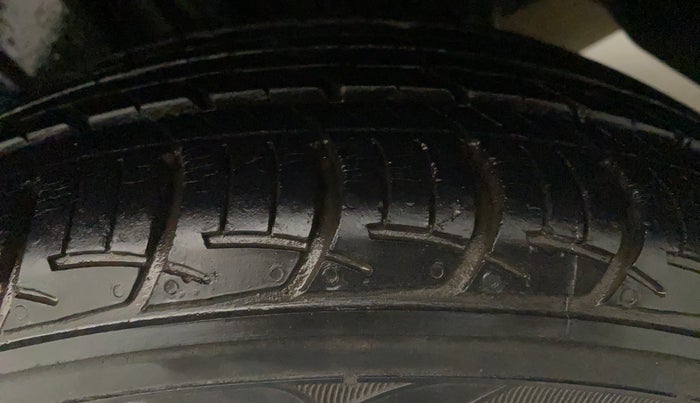 2018 Maruti Ciaz ZETA 1.5 SHVS MT PETROL, Petrol, Manual, 18,156 km, Left Front Tyre Tread