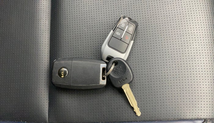 2023 KIA CARENS  PREMIUM 1.5 TURBO PETROL IMT 7 STR, Petrol, Manual, 28,543 km, Key Close Up