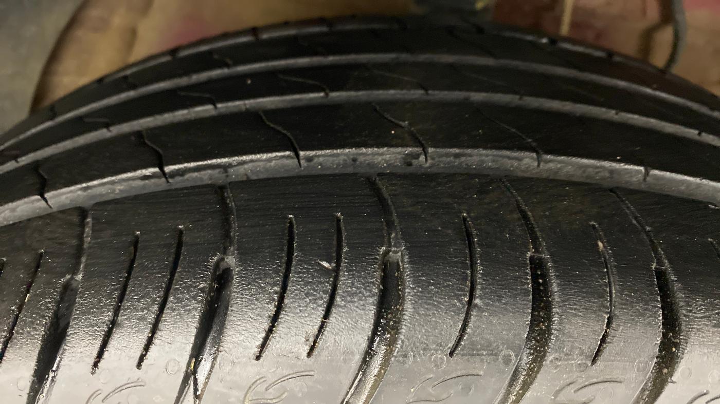 2021 Mahindra XUV300 1.2 W8 OPT, Petrol, Manual, 9,211 km, Right Front Tyre Tread