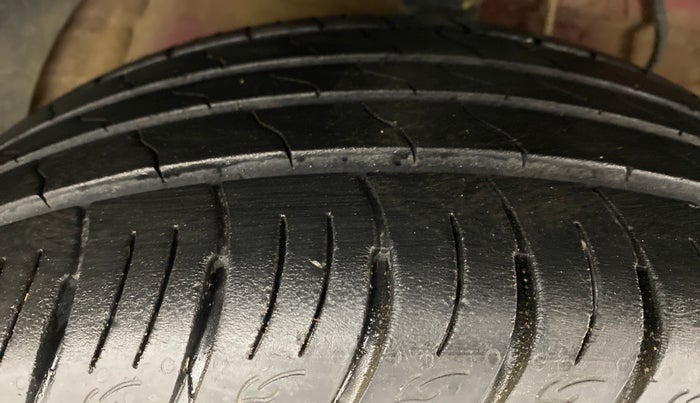 2021 Mahindra XUV300 1.2 W8 OPT, Petrol, Manual, 9,211 km, Right Front Tyre Tread