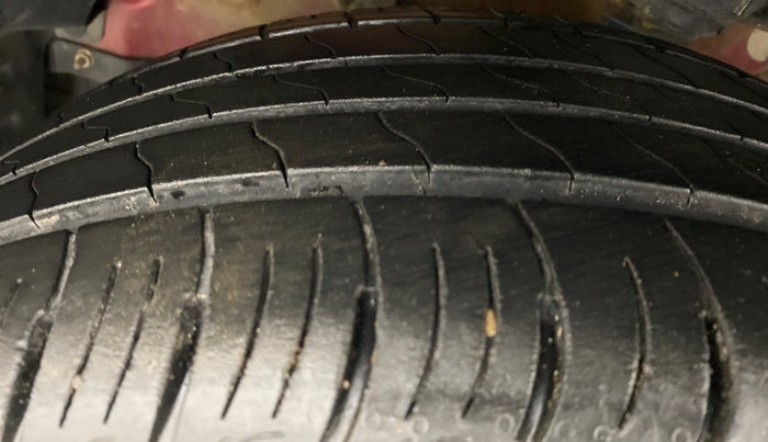 2021 Mahindra XUV300 1.2 W8 OPT, Petrol, Manual, 9,211 km, Left Front Tyre Tread