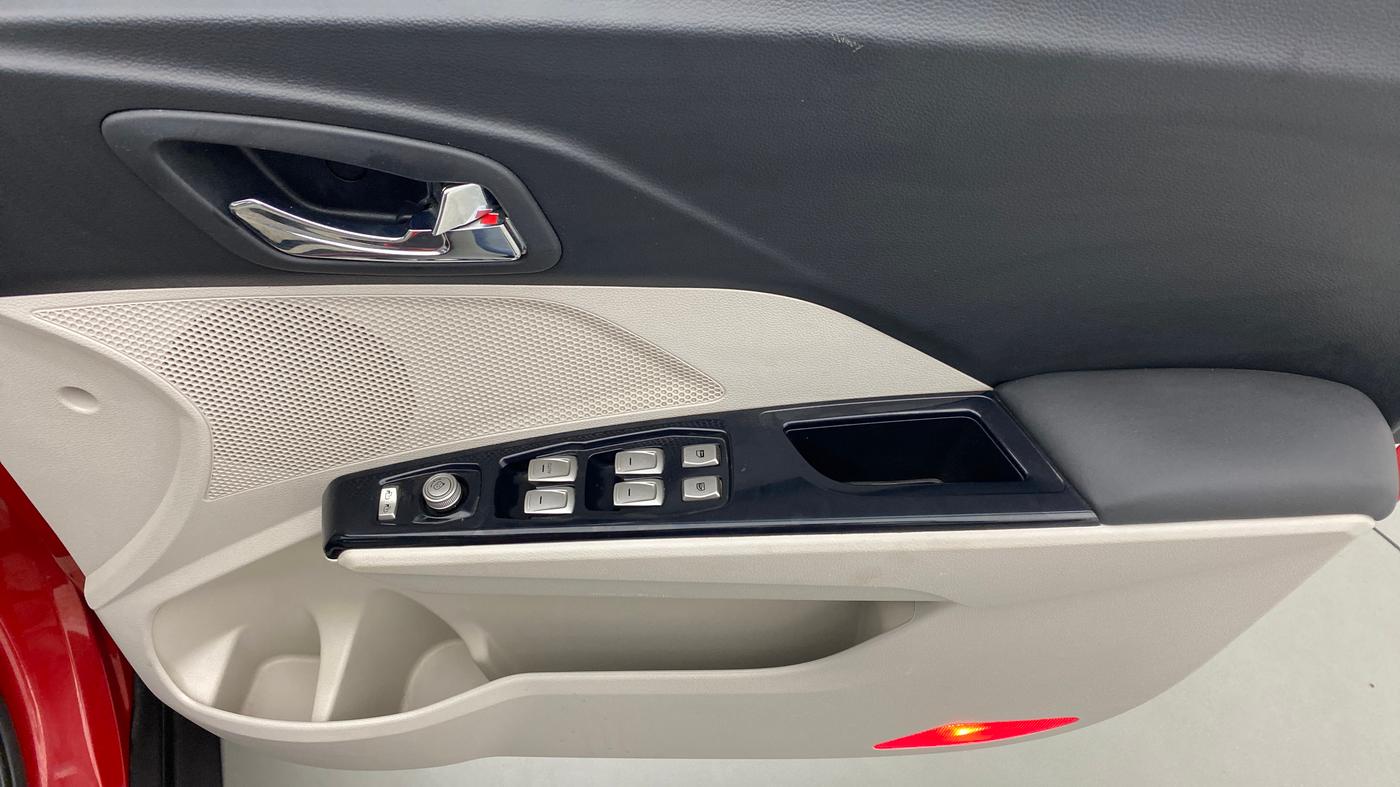 2021 Mahindra XUV300 1.2 W8 OPT, Petrol, Manual, 9,211 km, Driver Side Door Panels Control
