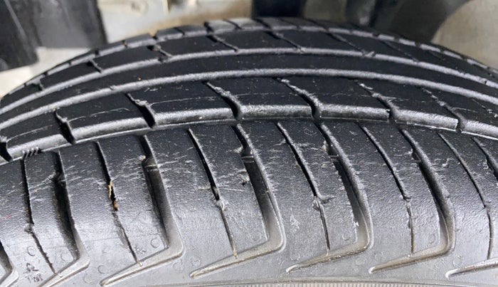 2017 Renault Kwid RXT, Petrol, Manual, 25,241 km, Left Front Tyre Tread